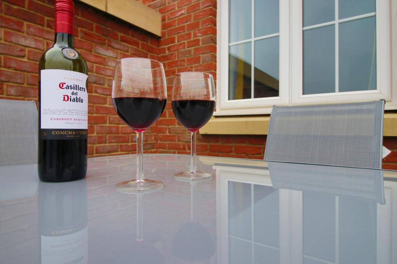 Delft - Spacious Home, High Speed Wi-Fi, Free Parking, Terrace Swindon Exterior foto